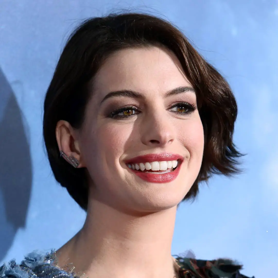 cortes de cabello para cara ovalada Anne Hathaway 1