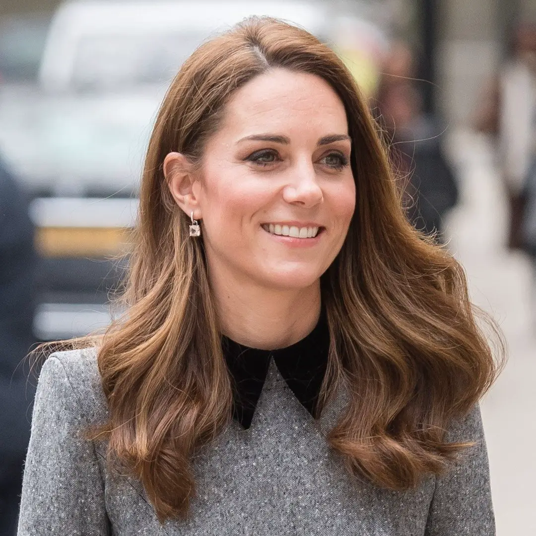 cortes de cabello para cara alargada Kate Middleton corte de cabello largo en capas ondulado