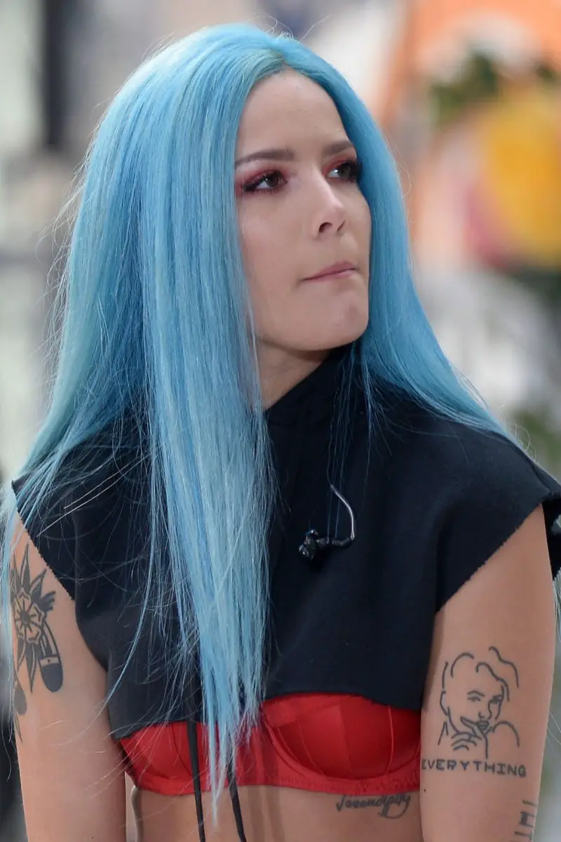cabello color azul cielo Halsey