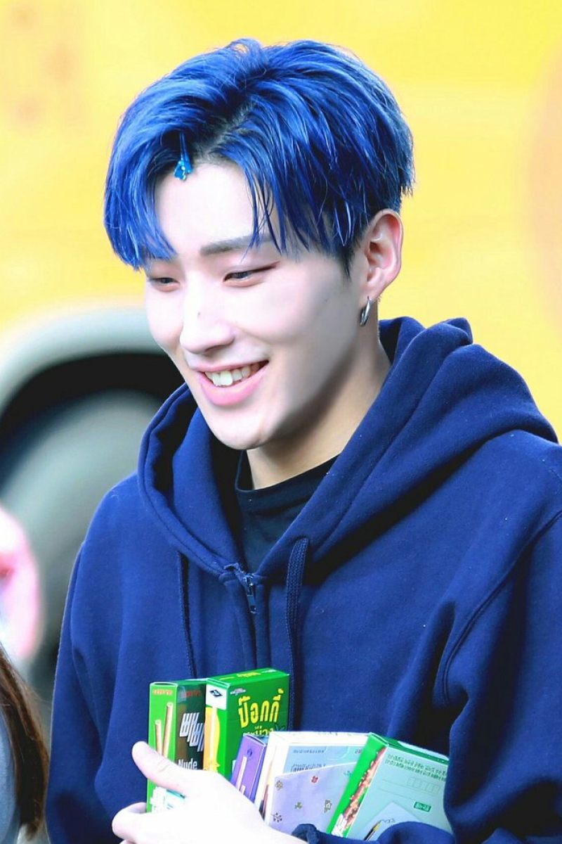 cabello color azul metalico Jongup