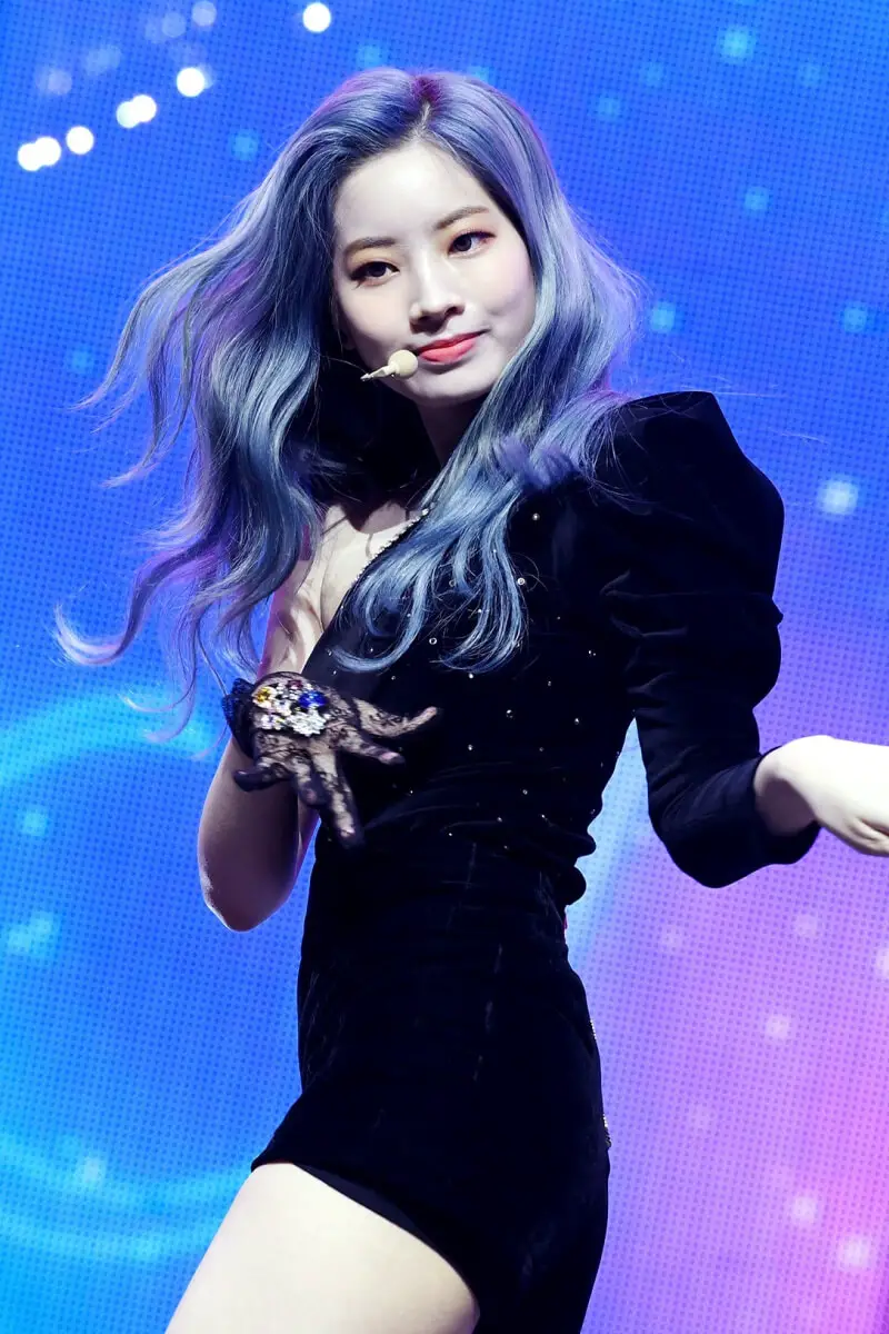 cabello color azul metalico Kim Da-hyun Dahyun