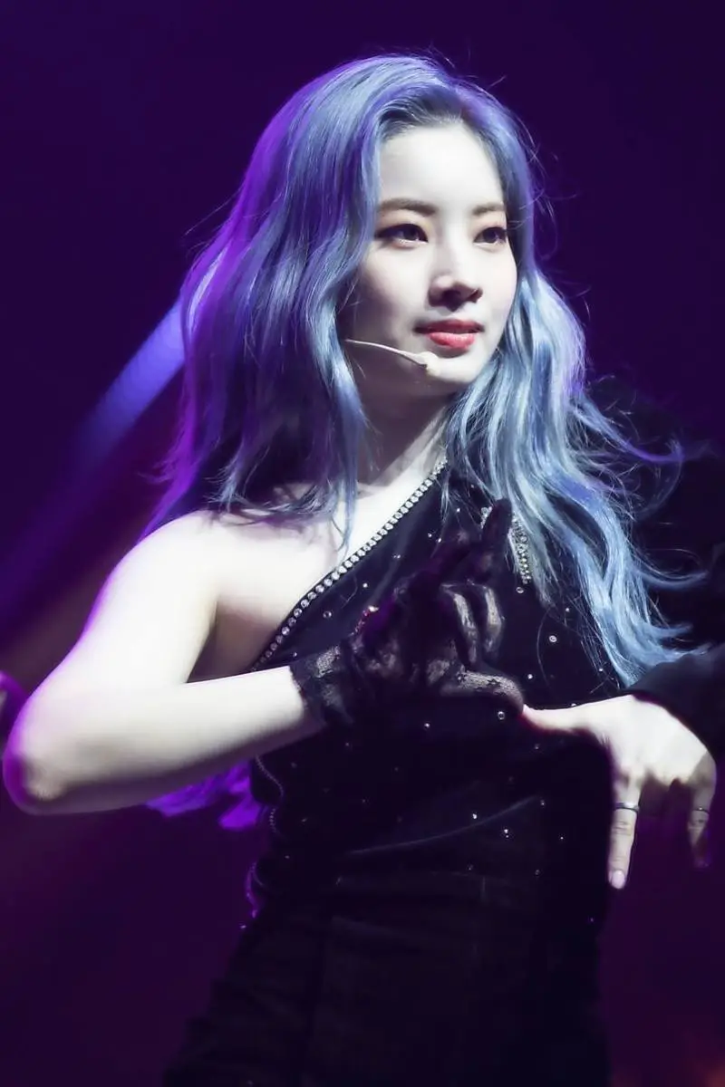 cabello color azul metalico Kim Dahyun
