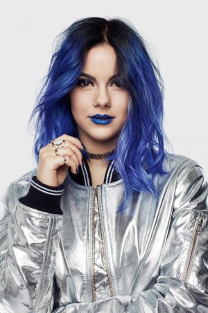 cabello color azul metalico Sophie Hannah