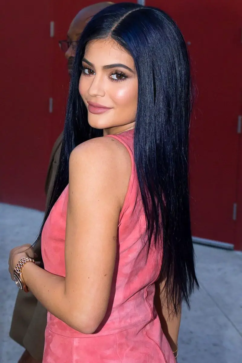 color de cabello negro azulado Kylie Jenner