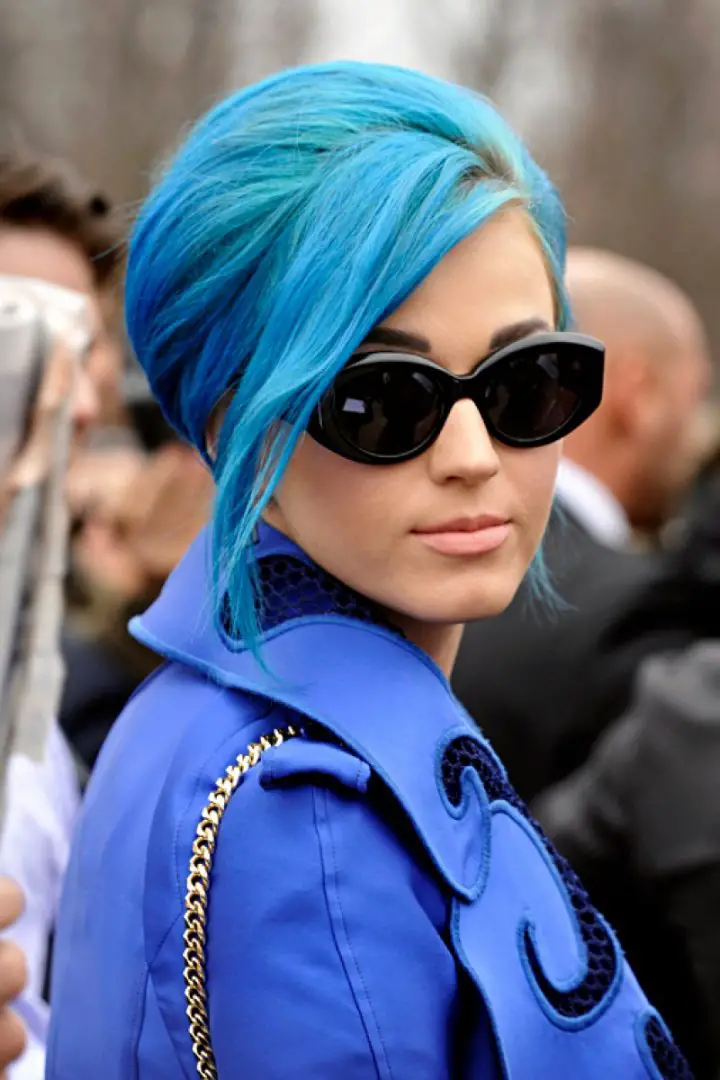 looks de cabello azul en mujeres Katy Perry pelo azul rey
