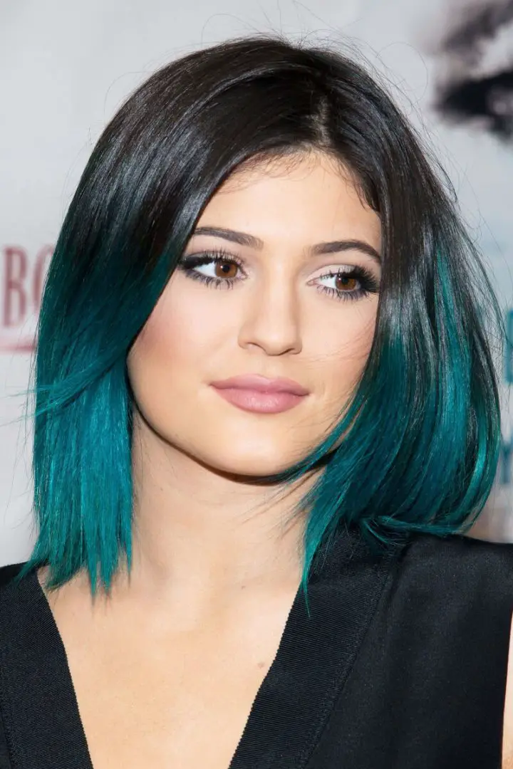 looks de cabello azul en mujeres Kylie Jenner