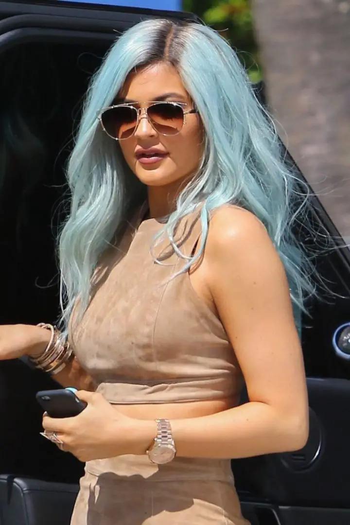 looks de cabello azul en mujeres Kylie Jenner pelo azul cielo