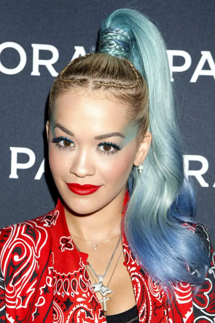 looks de cabello azul en mujeres Rita Ora
