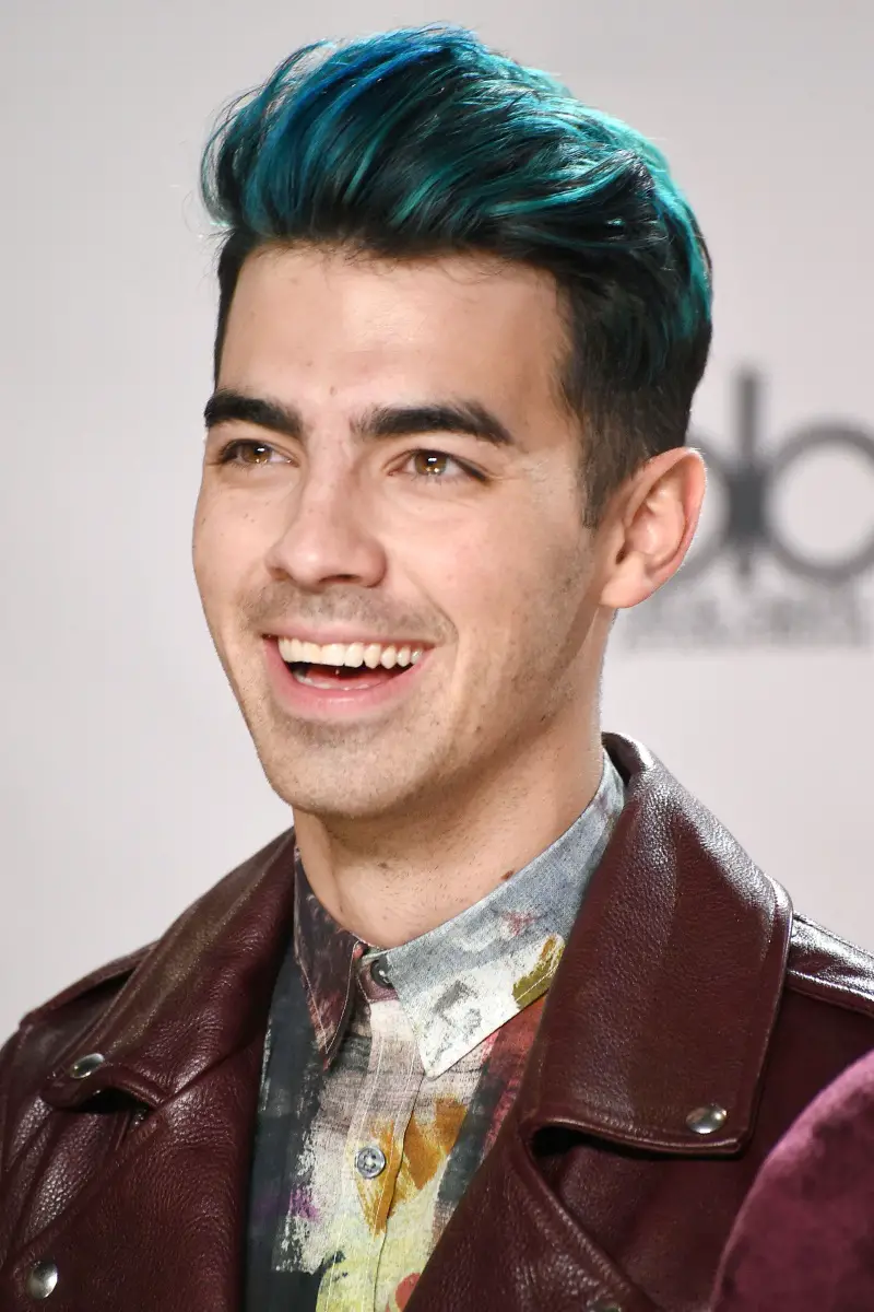 looks de cabello azul para hombres Joe Jonas pelo azul turquesa