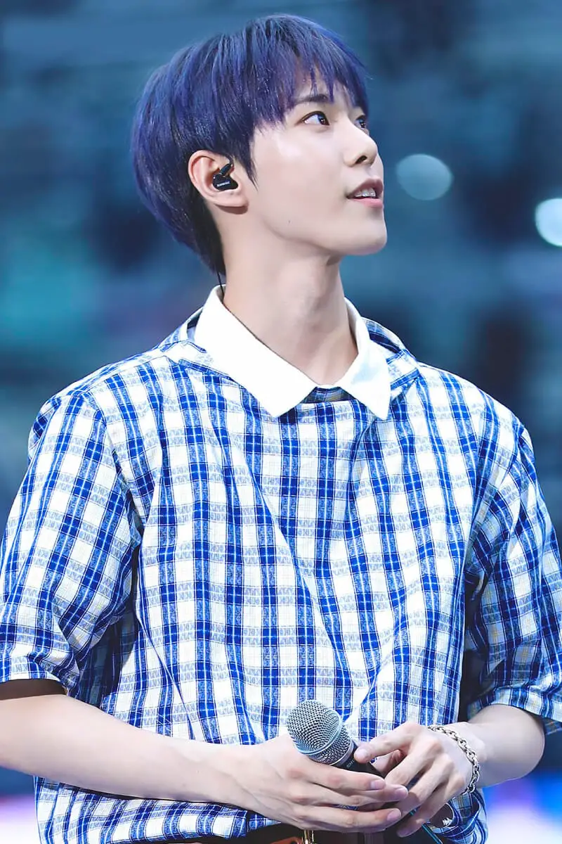 looks de cabello azul para hombres Kim Dong-young Doyoung pelo azul