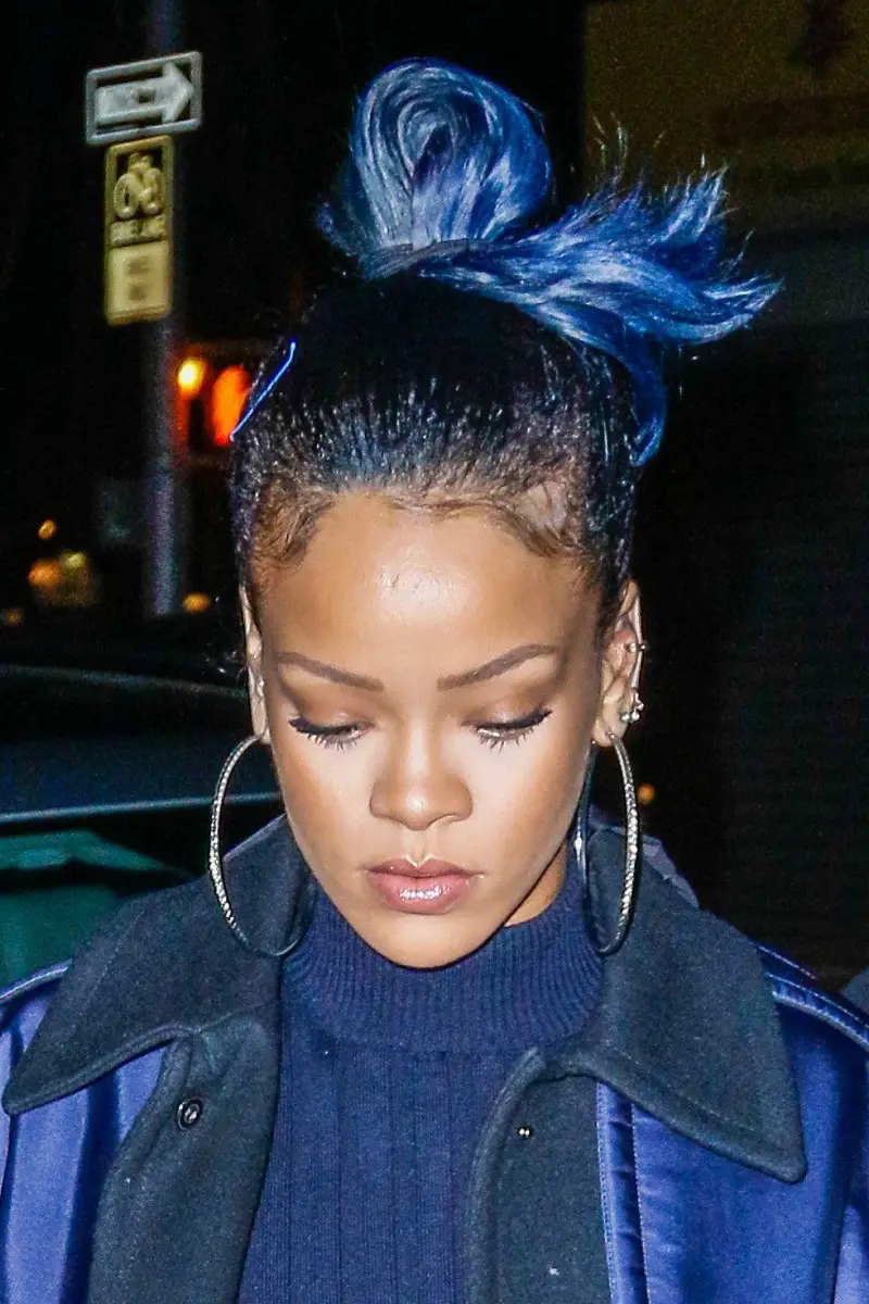 los mejores looks de cabello azul oscuro cabello azul marino Rihanna