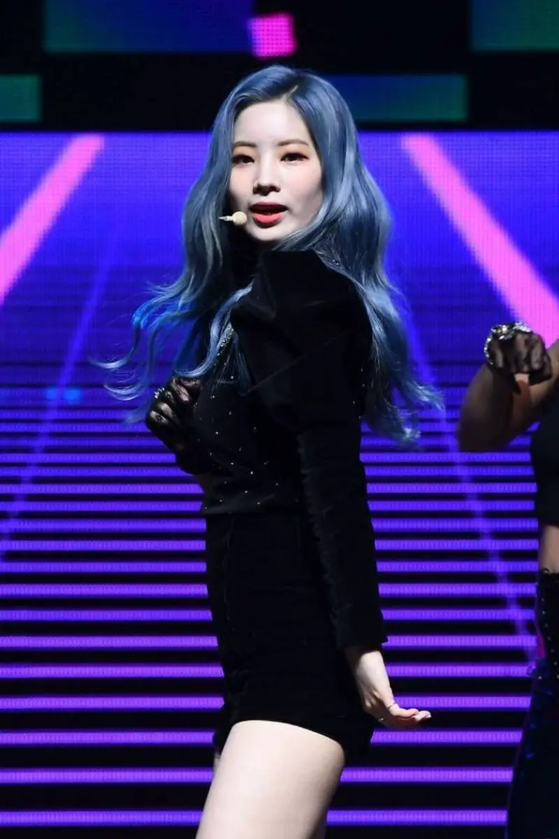 los mejores looks de cabello azul oscuro o cabello azul marino Kim Dahyun