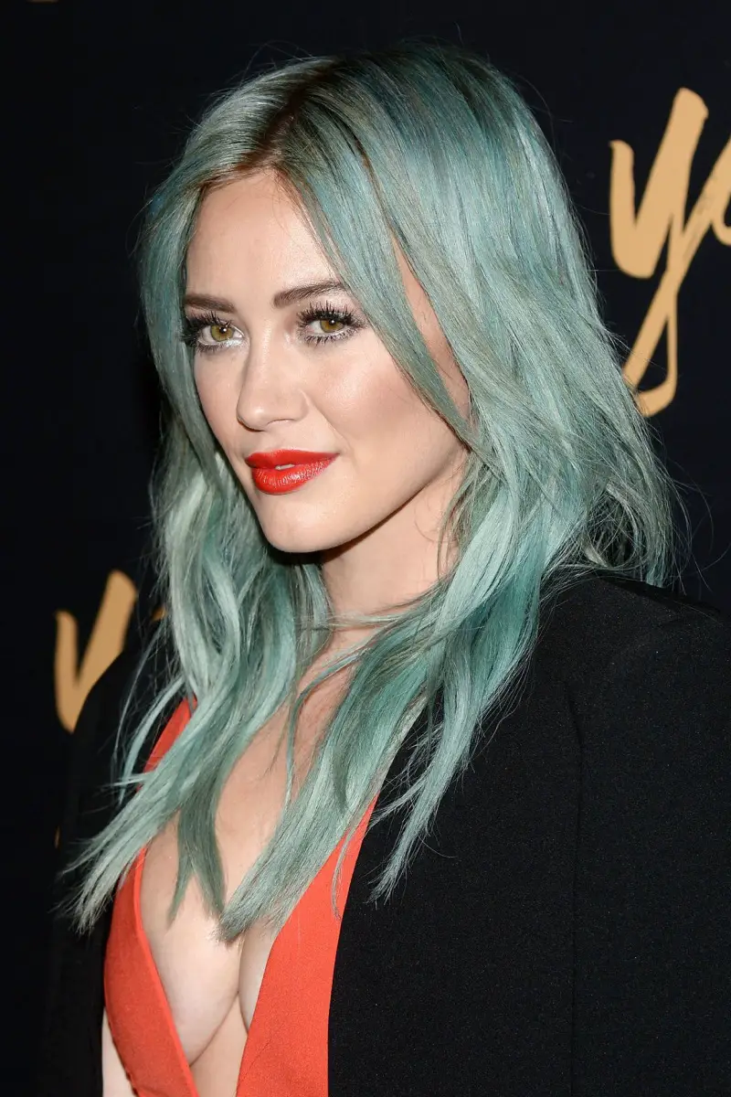 los mejores looks de cabello azul turquesa Hilary Duff