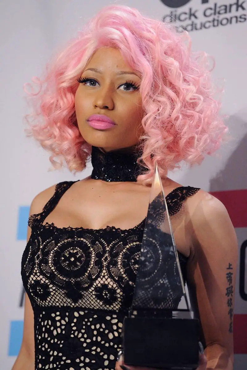 color de cabello rosa pastel Nicki Minaj cabello rizado