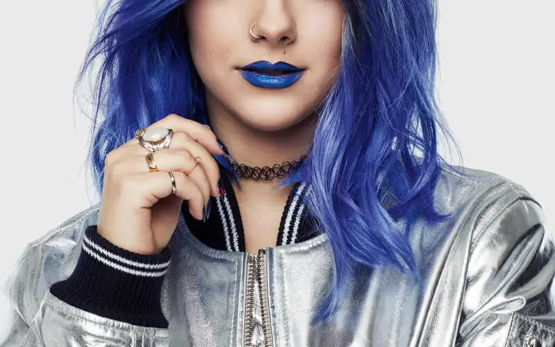 cabello color azul metalico Sophie Hannah