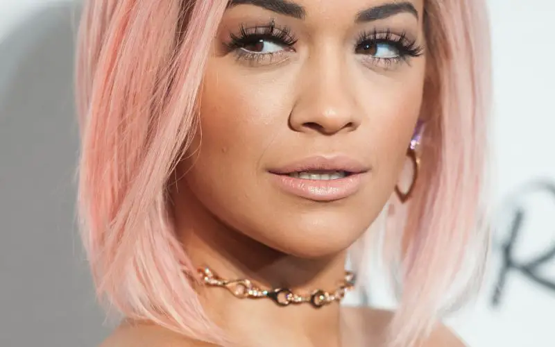 color de cabello rosa pastel Rita Ora
