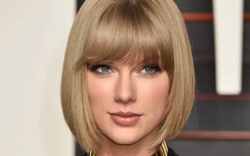 cortes de cabello para cara diamante Taylor Swift corte bob corto con fleco