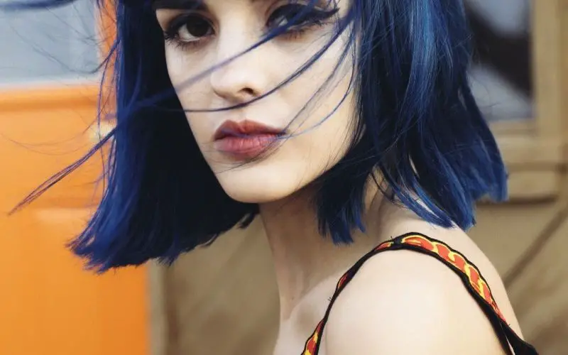 los mejores looks de cabello azul oscuro o cabello azul marino Sita Abellan