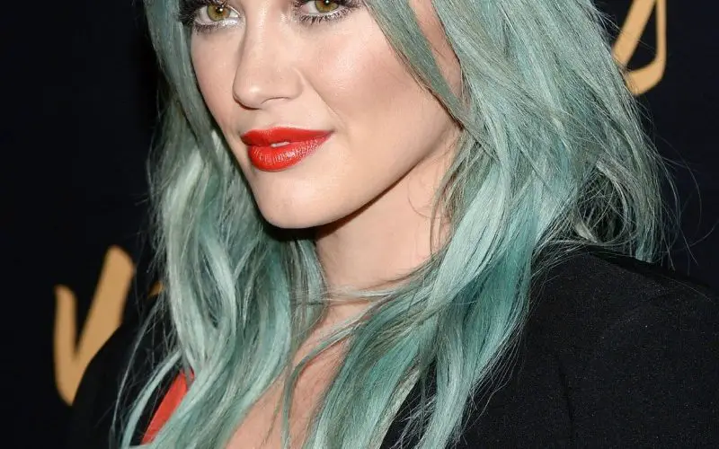 los mejores looks de cabello azul turquesa Hilary Duff